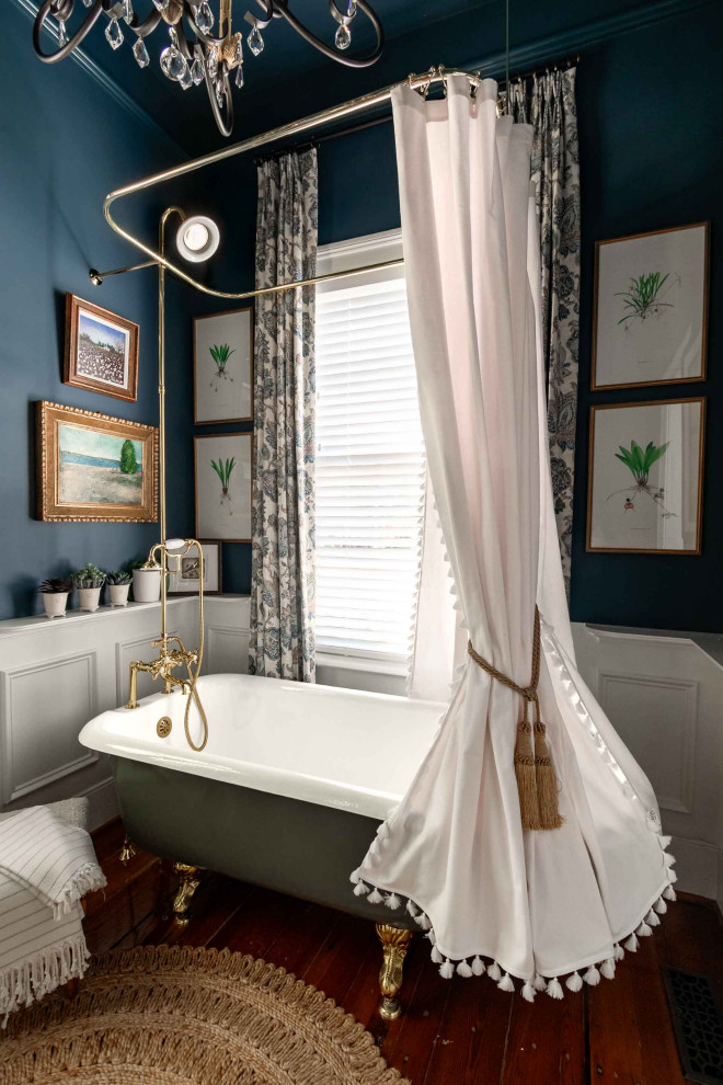 Diseño de cuarto de baño único clásico con bañera con patas, paredes azules, suelo de madera oscura, lavabo con pedestal, suelo marrón y ducha con cortina