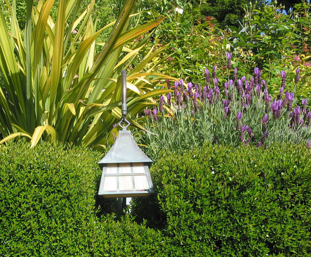 Photo of a traditional retaining wall landscape in Other.