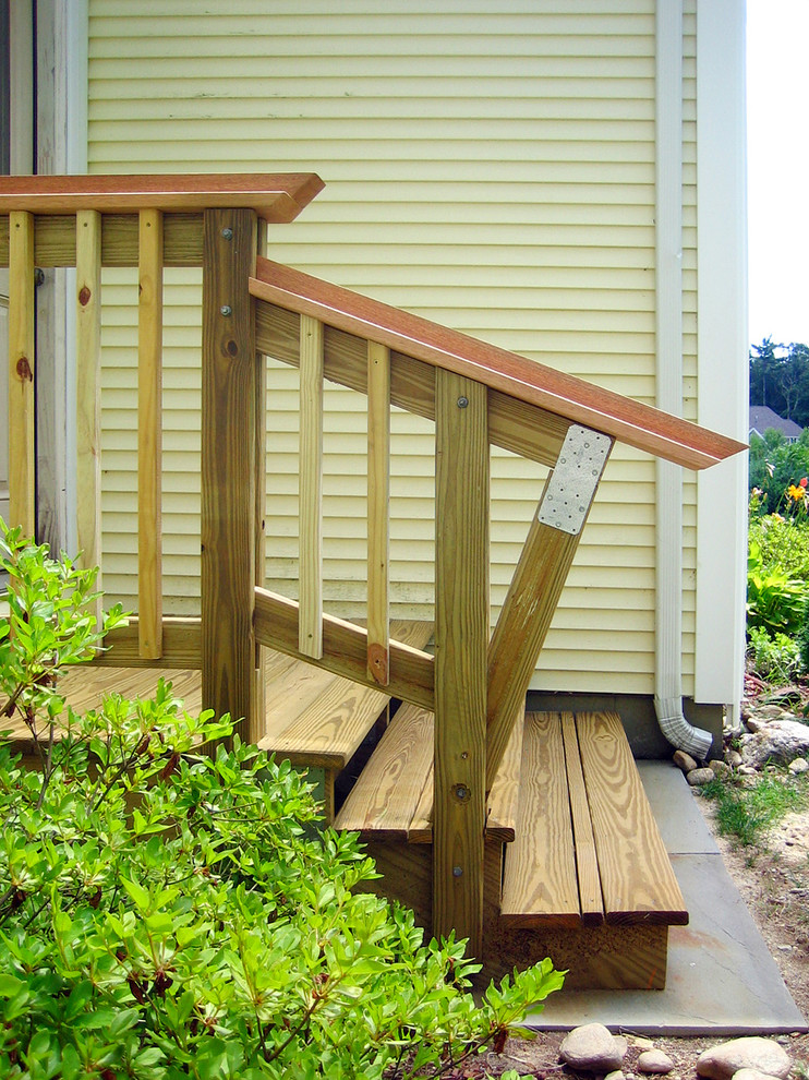 Traditional verandah in Boston with decking.
