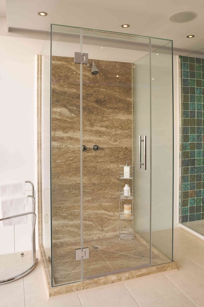 Свежая идея для дизайна: ванная комната среднего размера в стиле модернизм с душевой комнатой, плиткой из листового стекла, коричневыми стенами и душевой кабиной - отличное фото интерьера