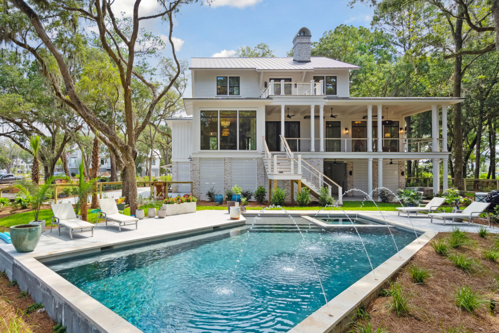 Example of a transitional home design design in Charleston