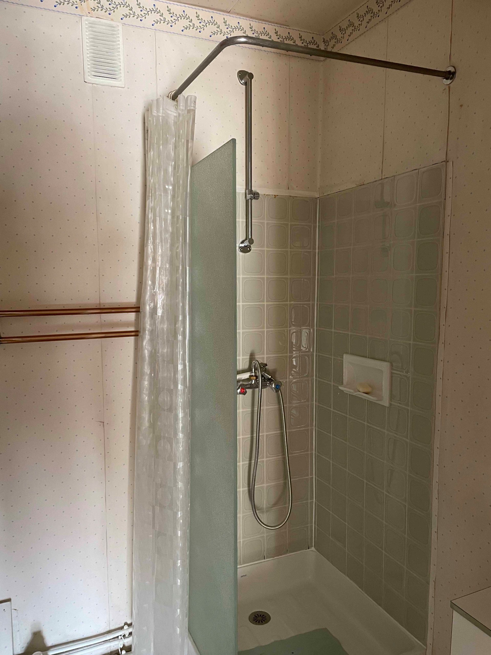 Salle de douche avant travaux