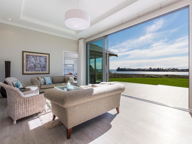 Bethlehem contemporary-living-room