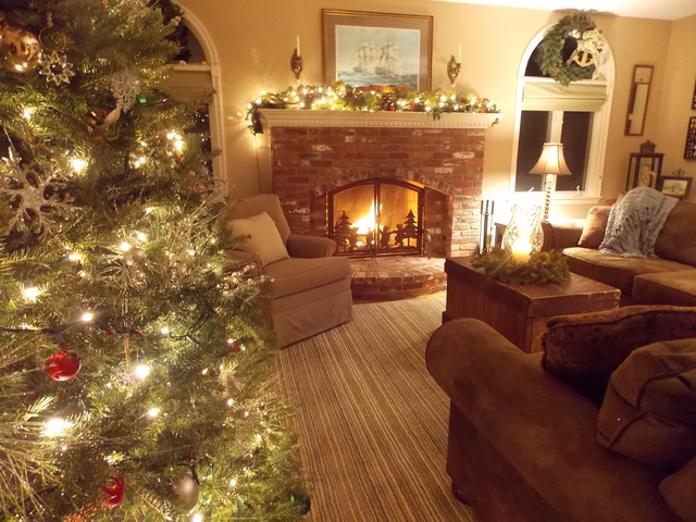 New England Home Decorated For Christmas Klassisch