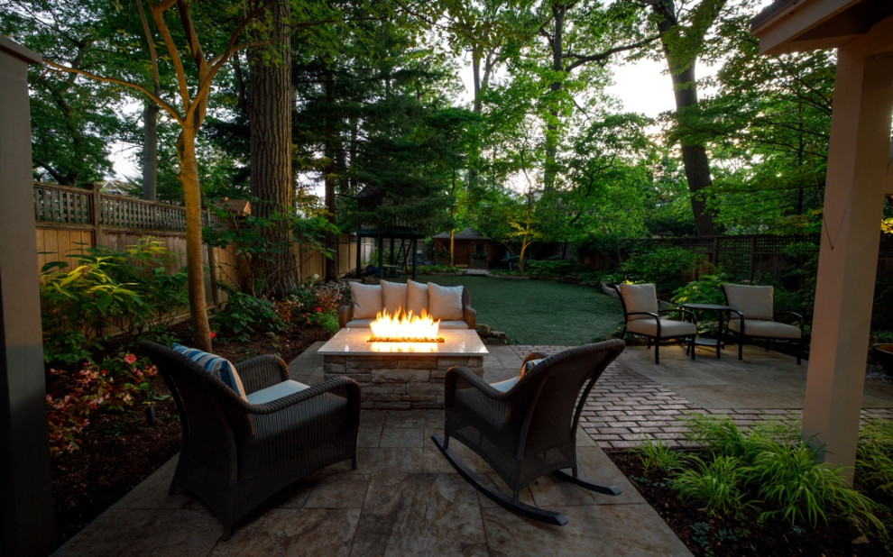 Пример оригинального дизайна: участок и сад на заднем дворе в современном стиле с мощением клинкерной брусчаткой и с деревянным забором