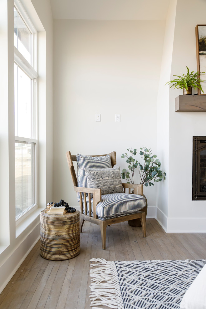 Aménagement d'une chambre parentale campagne de taille moyenne avec un mur blanc, un sol en bois brun, une cheminée standard, un manteau de cheminée en plâtre, un plafond voûté et du lambris.