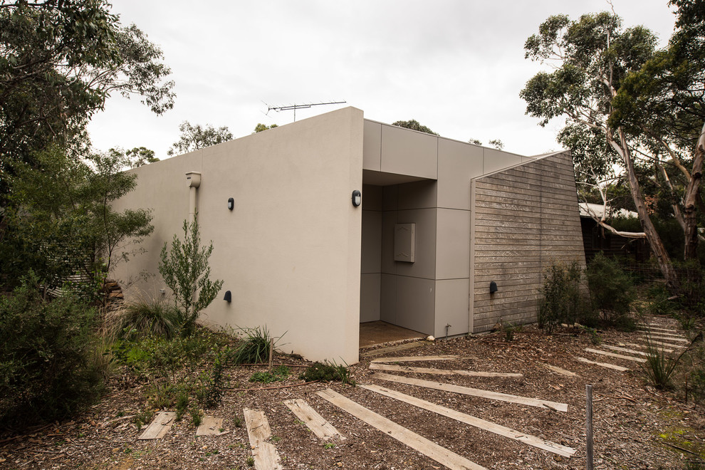 Inspiration for a mid-sized contemporary one-storey grey exterior in Melbourne with wood siding.