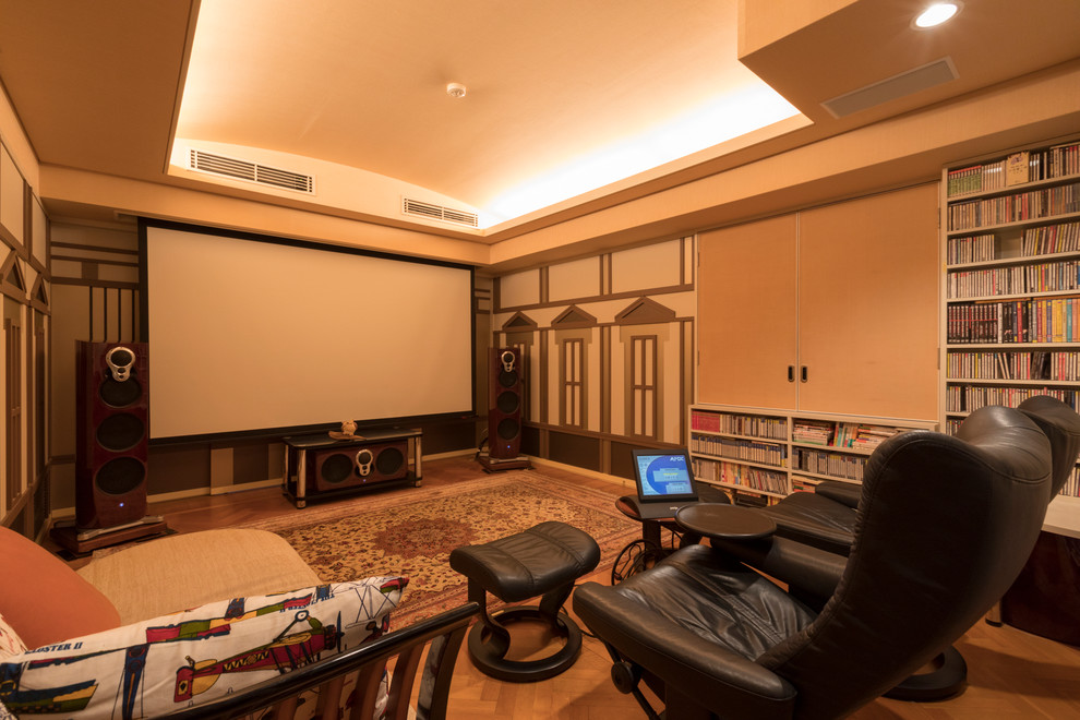 Scandinavian home theatre in Osaka with multi-coloured walls, light hardwood floors, a projector screen and brown floor.