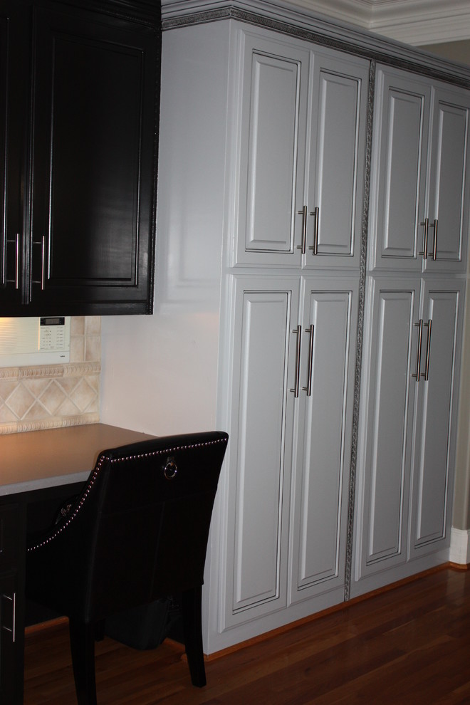 Eat-in kitchen - large transitional u-shaped light wood floor eat-in kitchen idea with a double-bowl sink, raised-panel cabinets, gray cabinets, quartz countertops, beige backsplash, ceramic backsplash, stainless steel appliances and an island