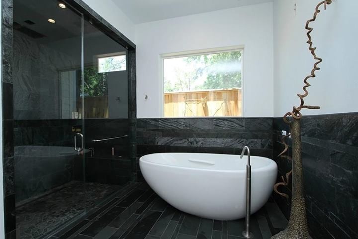 На фото: ванная комната в современном стиле с