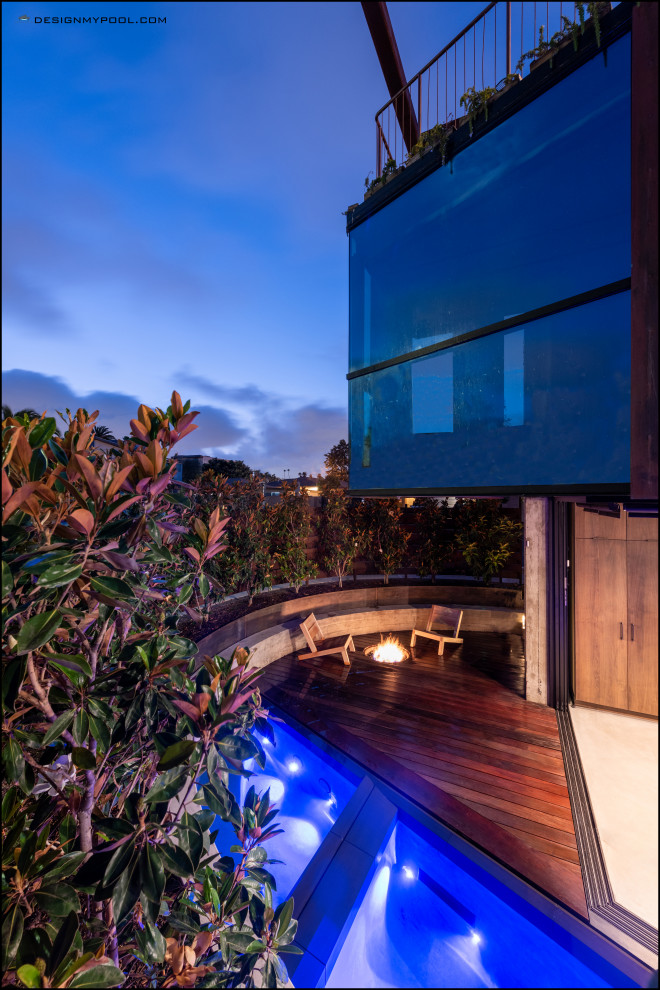 Imagen de piscina infinita moderna pequeña a medida en patio trasero con paisajismo de piscina