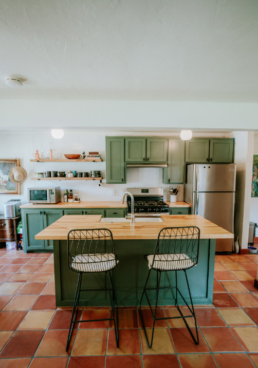 Esempio di una cucina con lavello sottopiano, ante in stile shaker, ante verdi, top in legno, paraspruzzi bianco, paraspruzzi con piastrelle in ceramica, elettrodomestici in acciaio inossidabile e pavimento in terracotta