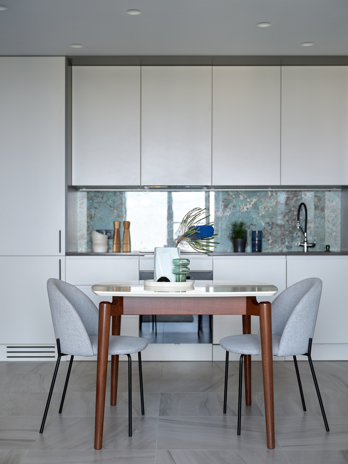 Аппартаменты на 35 этаже. Дизайнер Валерия Москалева. Публикация Elle Decoration