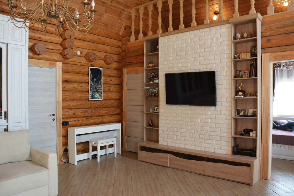 Пример оригинального дизайна: гостиная комната среднего размера в классическом стиле с с книжными шкафами и полками, полом из керамогранита, стандартным камином, фасадом камина из камня, телевизором на стене, потолком из вагонки и деревянными стенами
