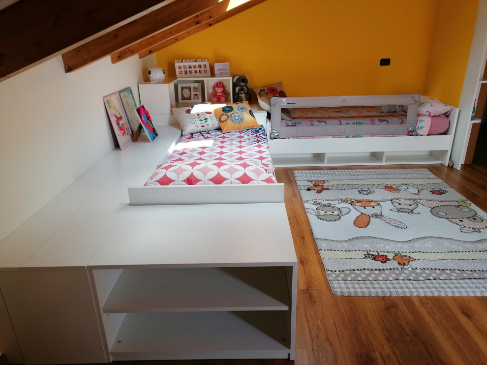 Aménagement d'une chambre de garçon contemporaine avec parquet clair, un sol marron et un plafond voûté.