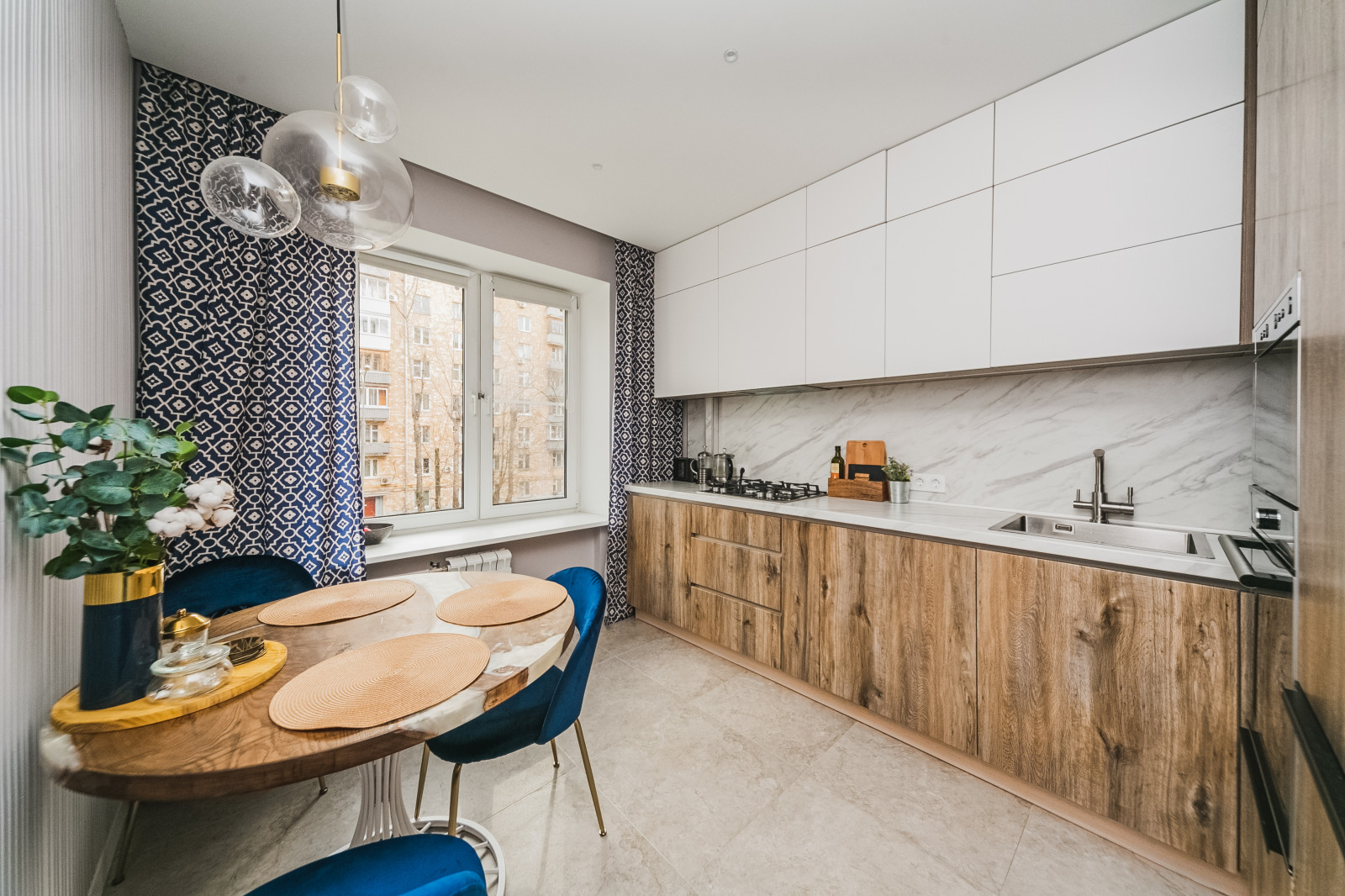 Светлая кухня с древесным декором