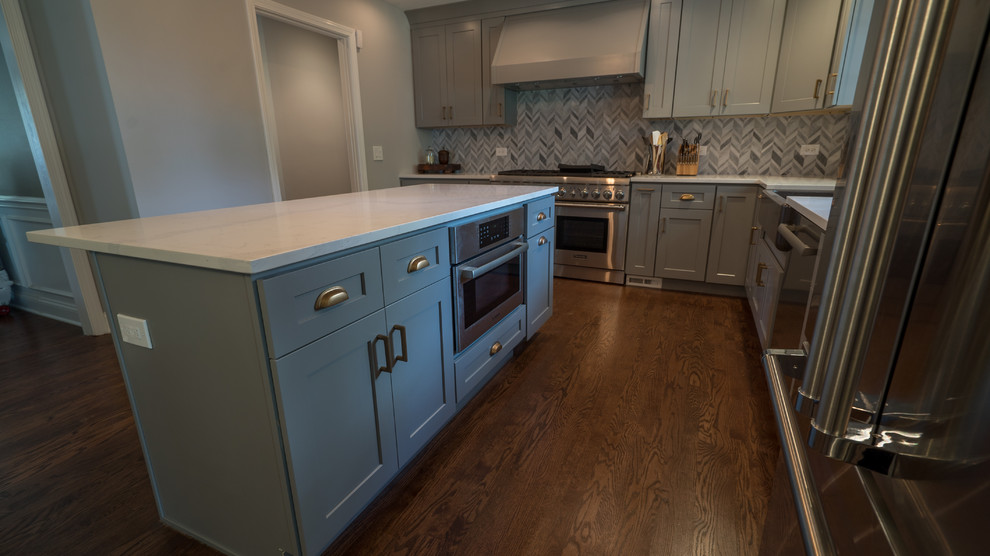 Example of a transitional kitchen design in Chicago