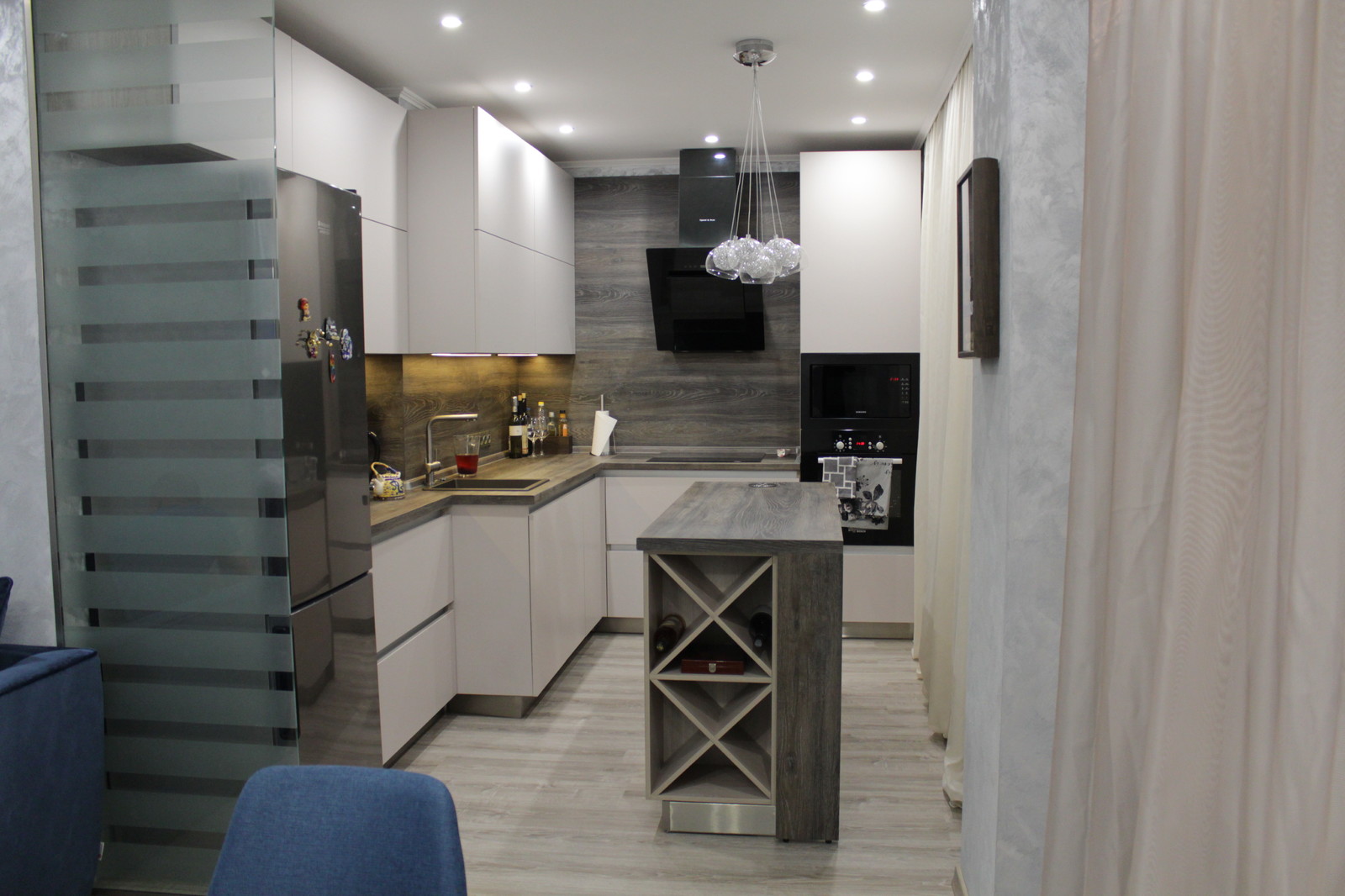 Белая матовая кухня с островом