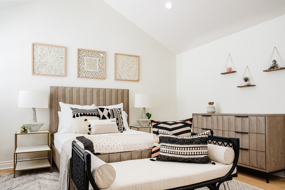 Mittelgroßes Modernes Gästezimmer mit weißer Wandfarbe, braunem Holzboden, beigem Boden und gewölbter Decke in Los Angeles
