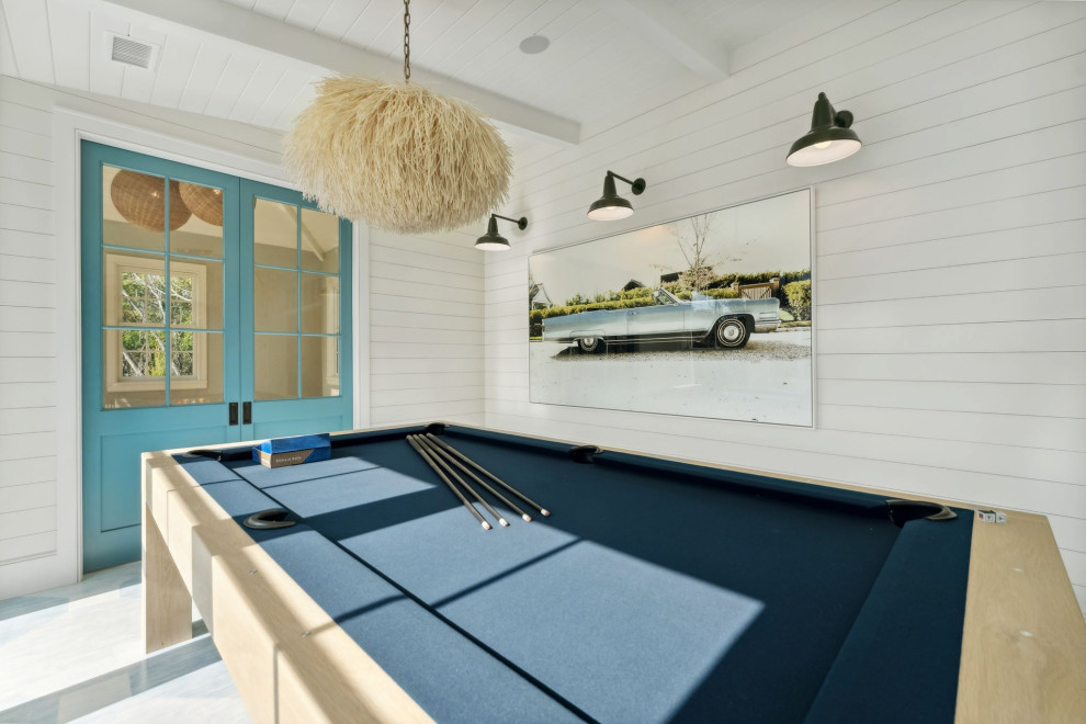 Ispirazione per un soggiorno costiero con sala giochi, pareti bianche, pavimento in legno verniciato, pavimento blu, travi a vista e pareti in perlinato