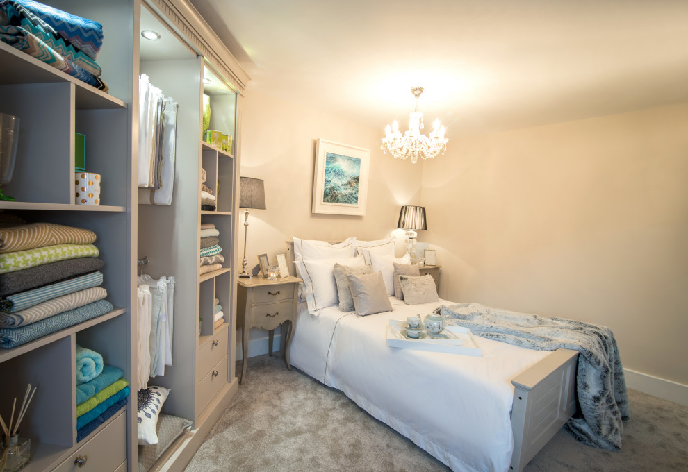 Imagen de habitación de invitados tradicional grande con paredes beige, moqueta y suelo beige