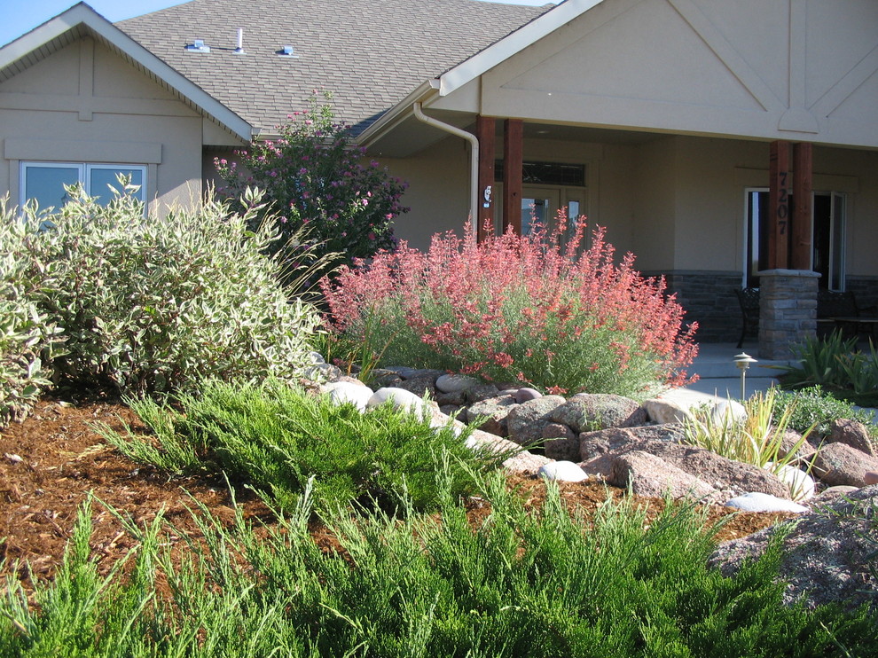 Photo of a mid-sized traditional garden in Denver.