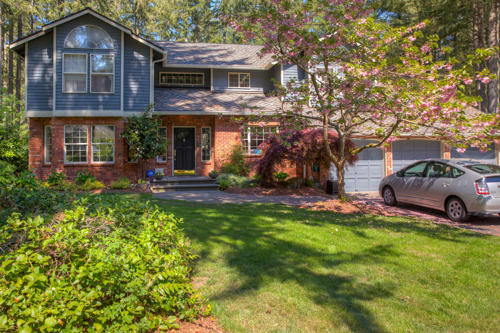 Mid-sized transitional blue two-story mixed siding gable roof photo with a shingle roof