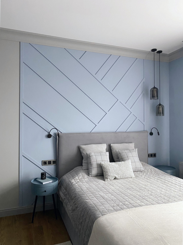 Стильный дизайн: хозяйская спальня среднего размера в стиле неоклассика (современная классика) с синими стенами, паркетным полом среднего тона, коричневым полом, панелями на части стены и акцентной стеной без камина - последний тренд