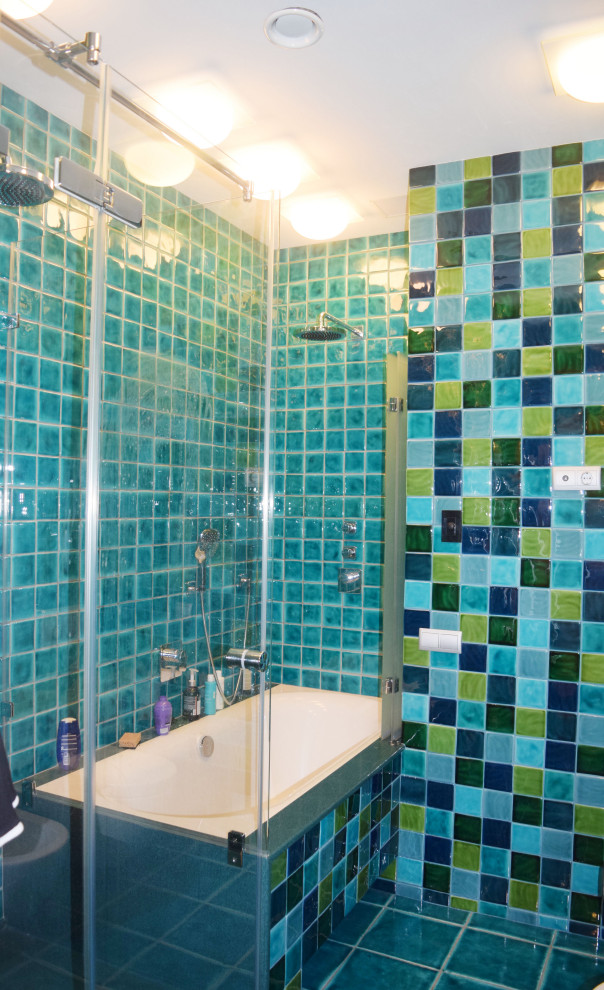 На фото: туалет среднего размера: освещение в стиле фьюжн с стеклянными фасадами, белыми фасадами, инсталляцией, разноцветной плиткой, керамической плиткой, разноцветными стенами, полом из керамической плитки, накладной раковиной, столешницей из искусственного камня, синим полом, белой столешницей, напольной тумбой, многоуровневым потолком и панелями на стенах с