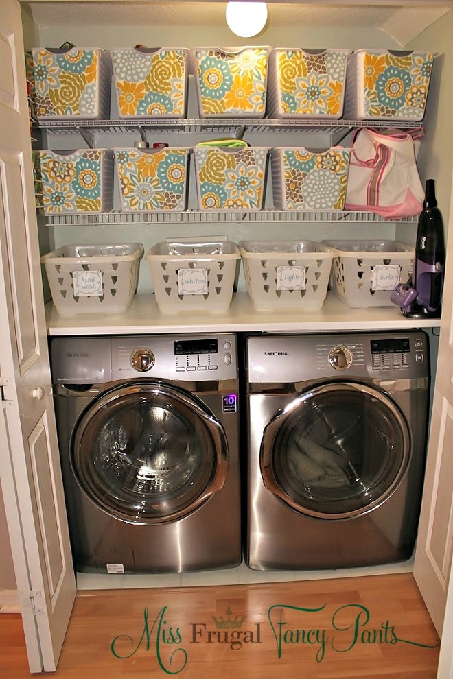 This is an example of a contemporary laundry room in Tampa.