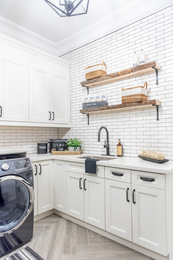 Home design - transitional home design idea in Toronto