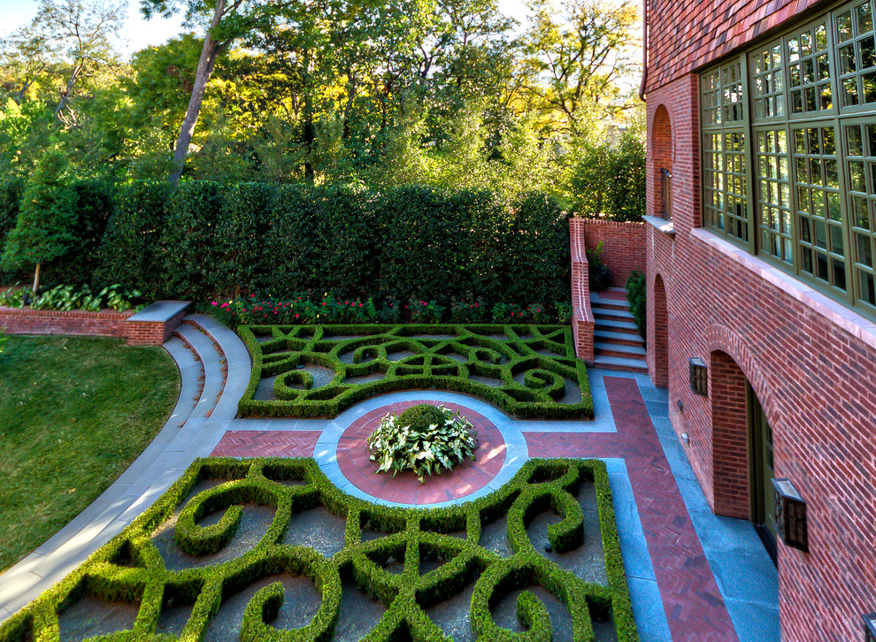 Inspiration for a traditional garden in Dallas.