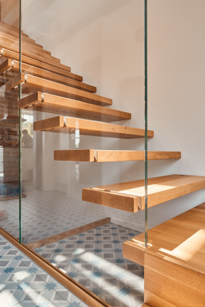 Консольная лестница из дуба со стеклянной балюстрадой