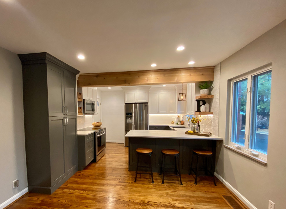 Transitional home design photo in Cincinnati