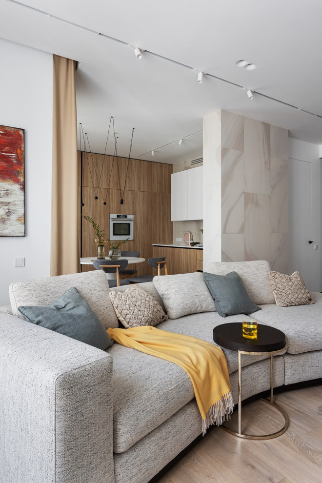 Imagen de salón blanco y madera contemporáneo de tamaño medio con paredes beige
