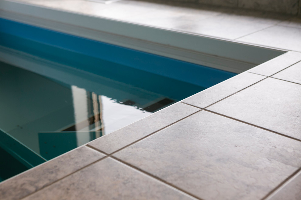 Pool house - mid-sized transitional indoor tile and rectangular lap pool house idea