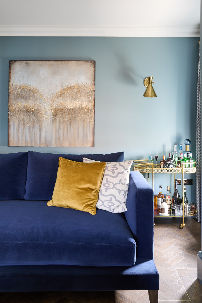 Esempio di un grande soggiorno minimal chiuso con angolo bar, pareti blu, parquet scuro, stufa a legna, TV a parete e pavimento marrone