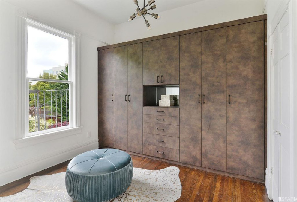 Example of a transitional home design design in San Francisco