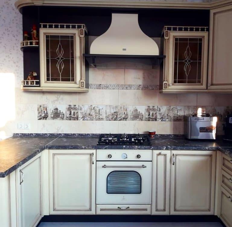 Классическая п-образная кухня из массива дуба