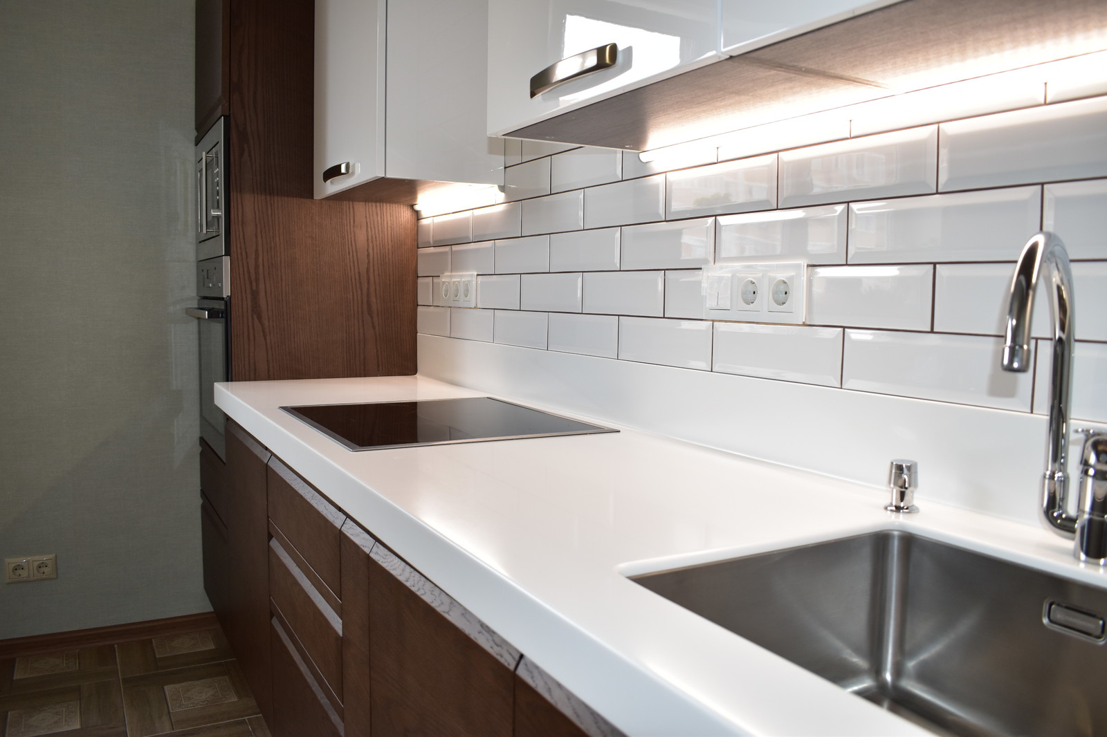 Кухня Пиано с интегрированной ручкой в фасад. Материал шпонированный МДФ