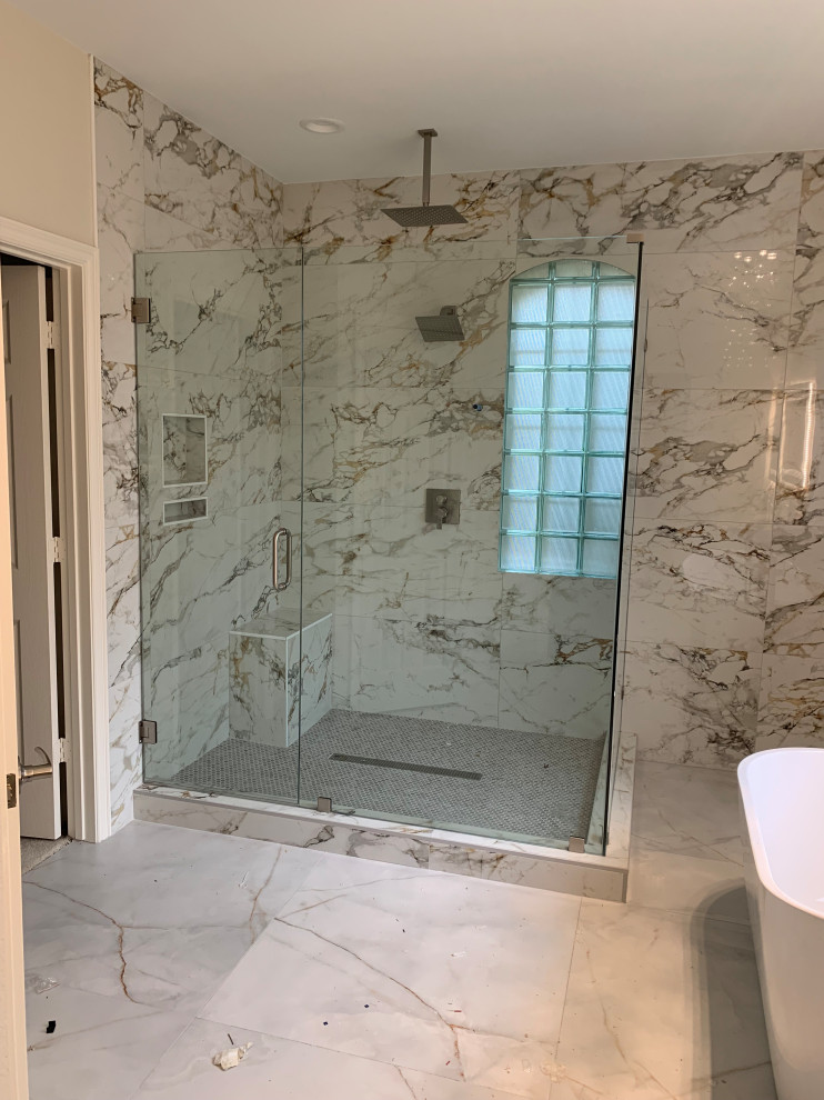 Идея дизайна: ванная комната среднего размера в современном стиле с белыми фасадами, столешницей из искусственного кварца и напольной тумбой