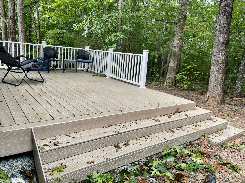 Composite Deck with Vinyl Rails
