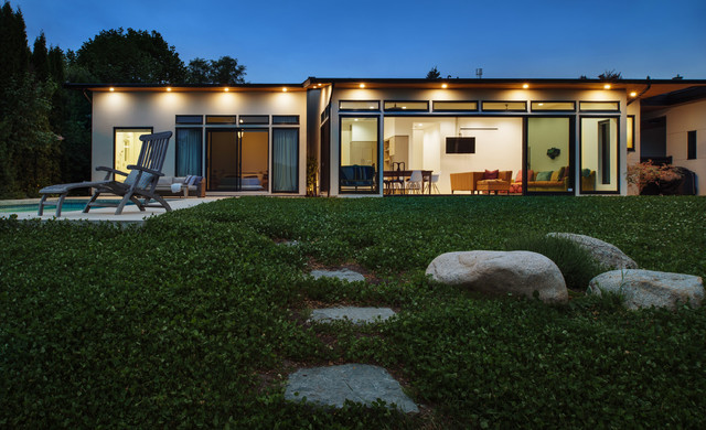 Eclectic Oceanfront modern-garden