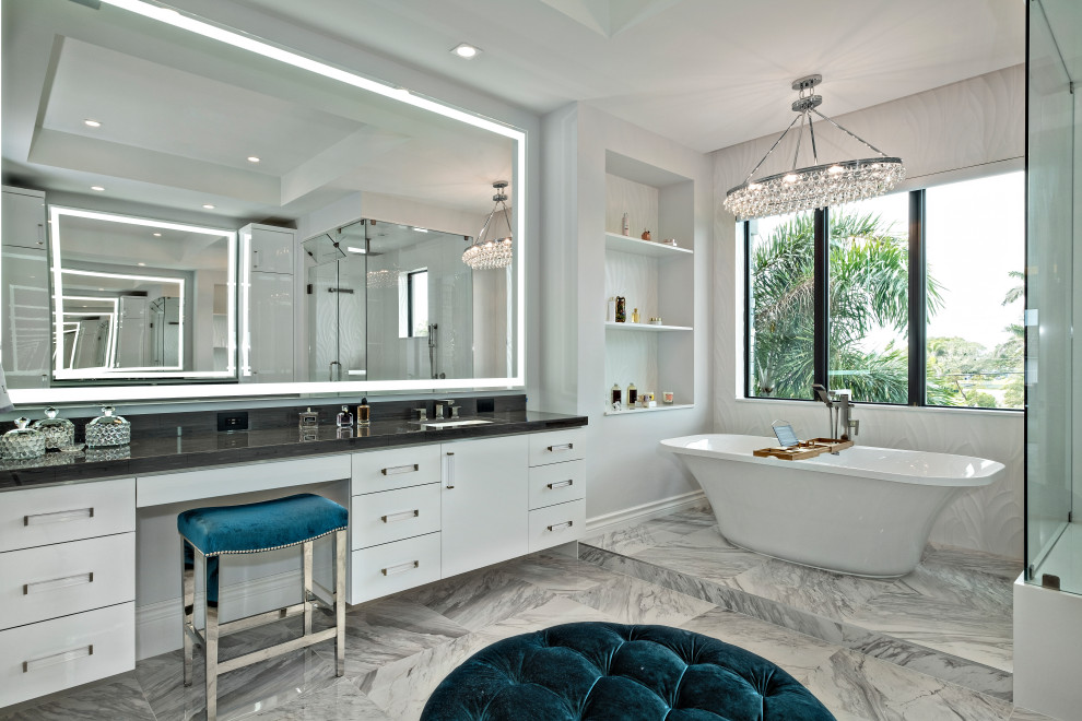 Example of a trendy bathroom design in Miami