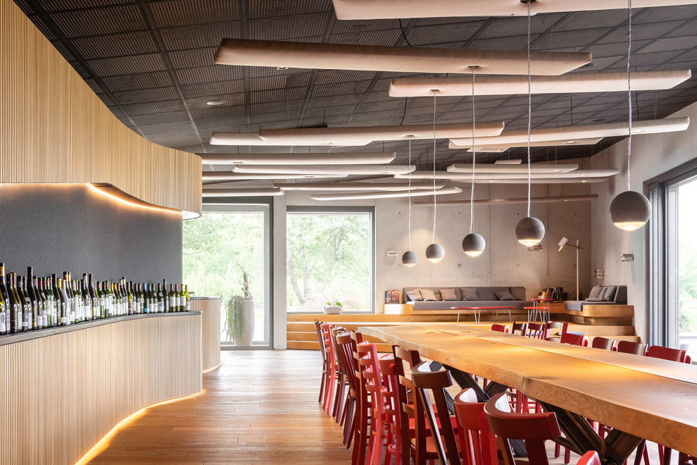 Geräumiger Moderner Weinkeller mit braunem Holzboden in Sonstige