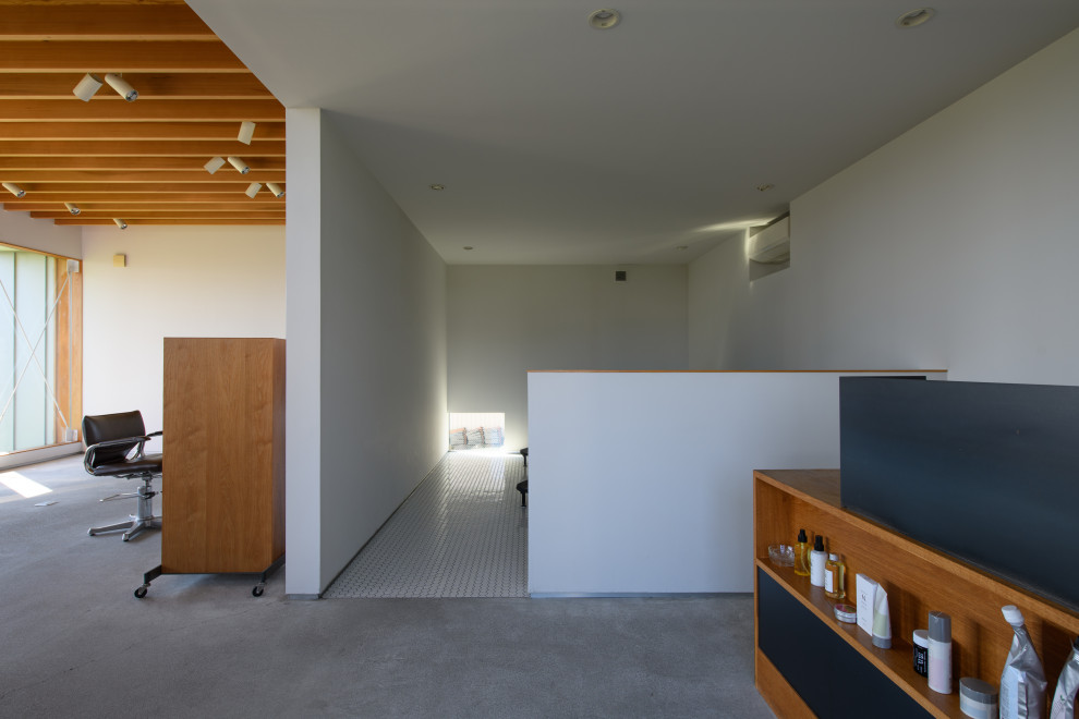 Esempio di un soggiorno moderno aperto con pareti bianche, pavimento in gres porcellanato, pavimento bianco, travi a vista e pareti in perlinato