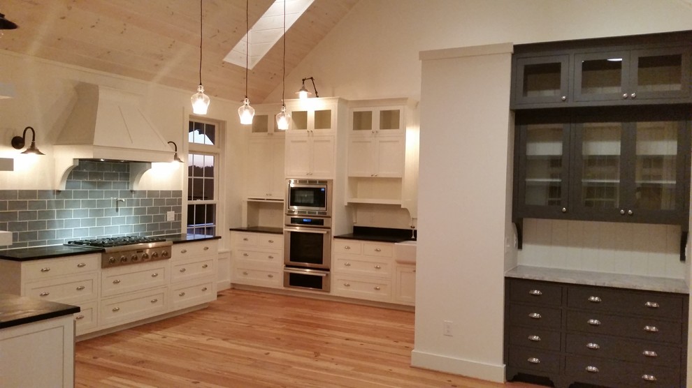 This is an example of a kitchen in Richmond.