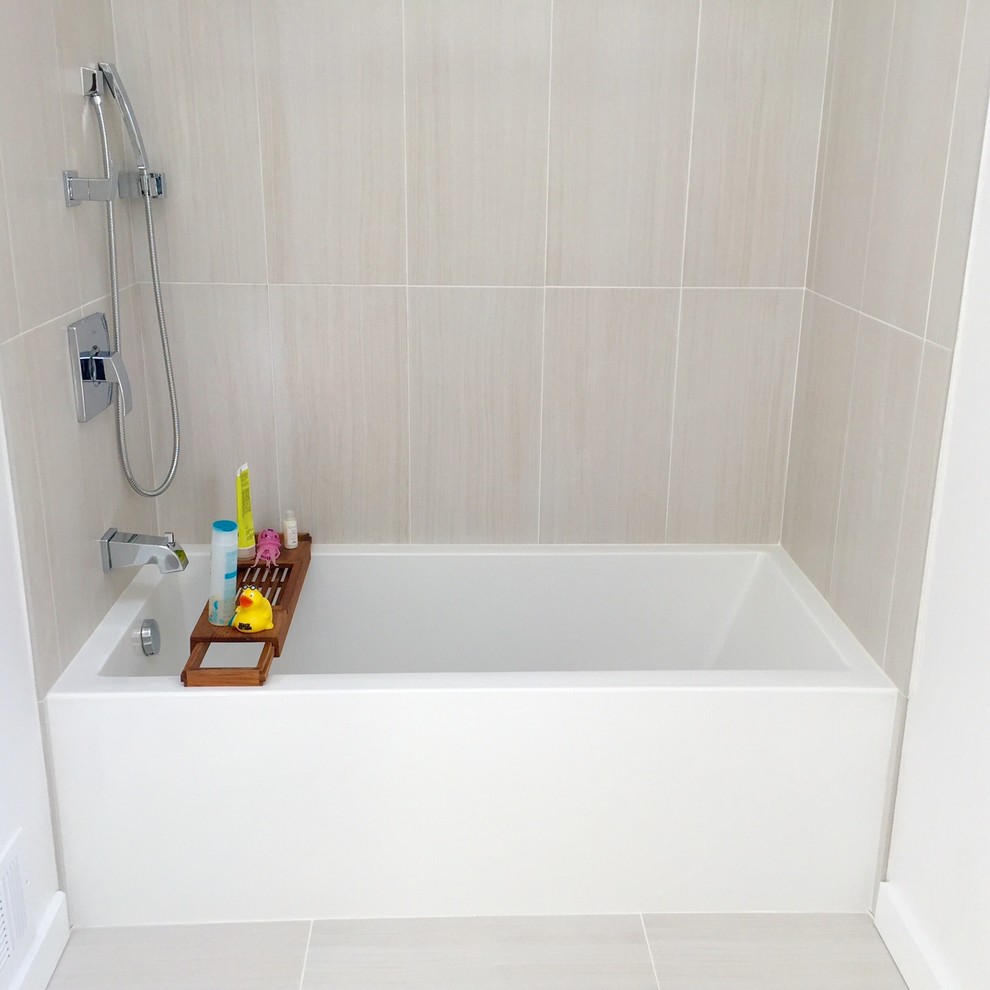 Exemple d'une salle de bain moderne de taille moyenne pour enfant avec une baignoire posée, WC à poser, un carrelage blanc, des carreaux de céramique, un mur blanc et un sol en carrelage de céramique.