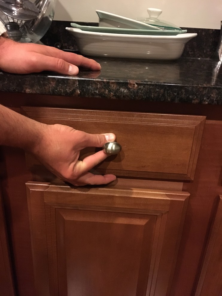 Deciding between 2 kitchen hardware options