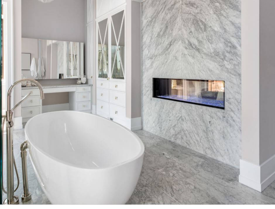 Idéer för ett stort modernt grå en-suite badrum, med skåp i shakerstil, vita skåp, ett fristående badkar, grå kakel, marmorkakel, marmorgolv, marmorbänkskiva och grått golv